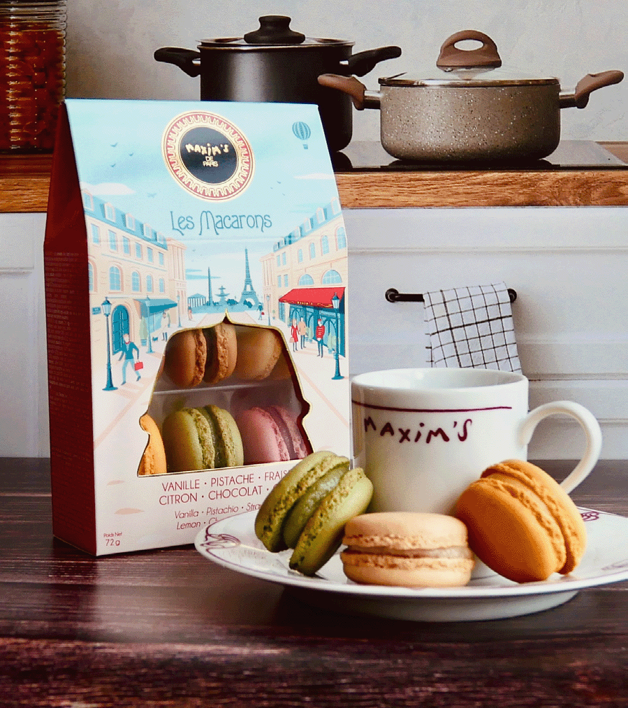 Box of assorted macarons biscuits, 6 pces